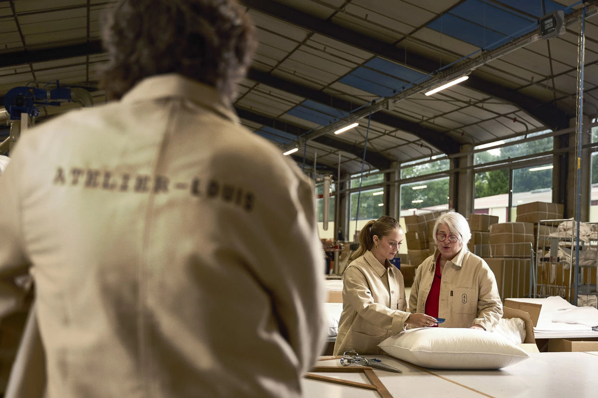 Artisans qui se transmettent leur savoir faire