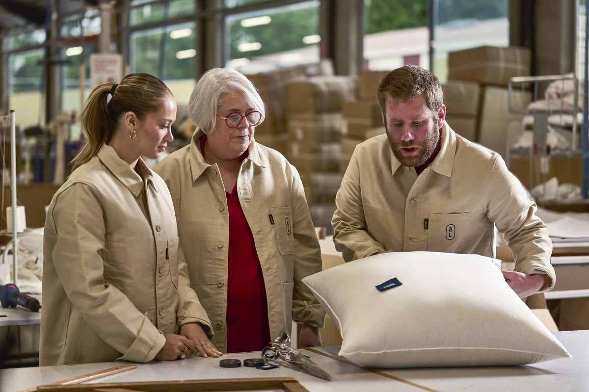 Artisans autour d'un oreiller 