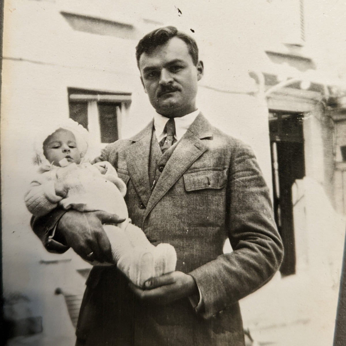 Louis Dumas avec un bébé
