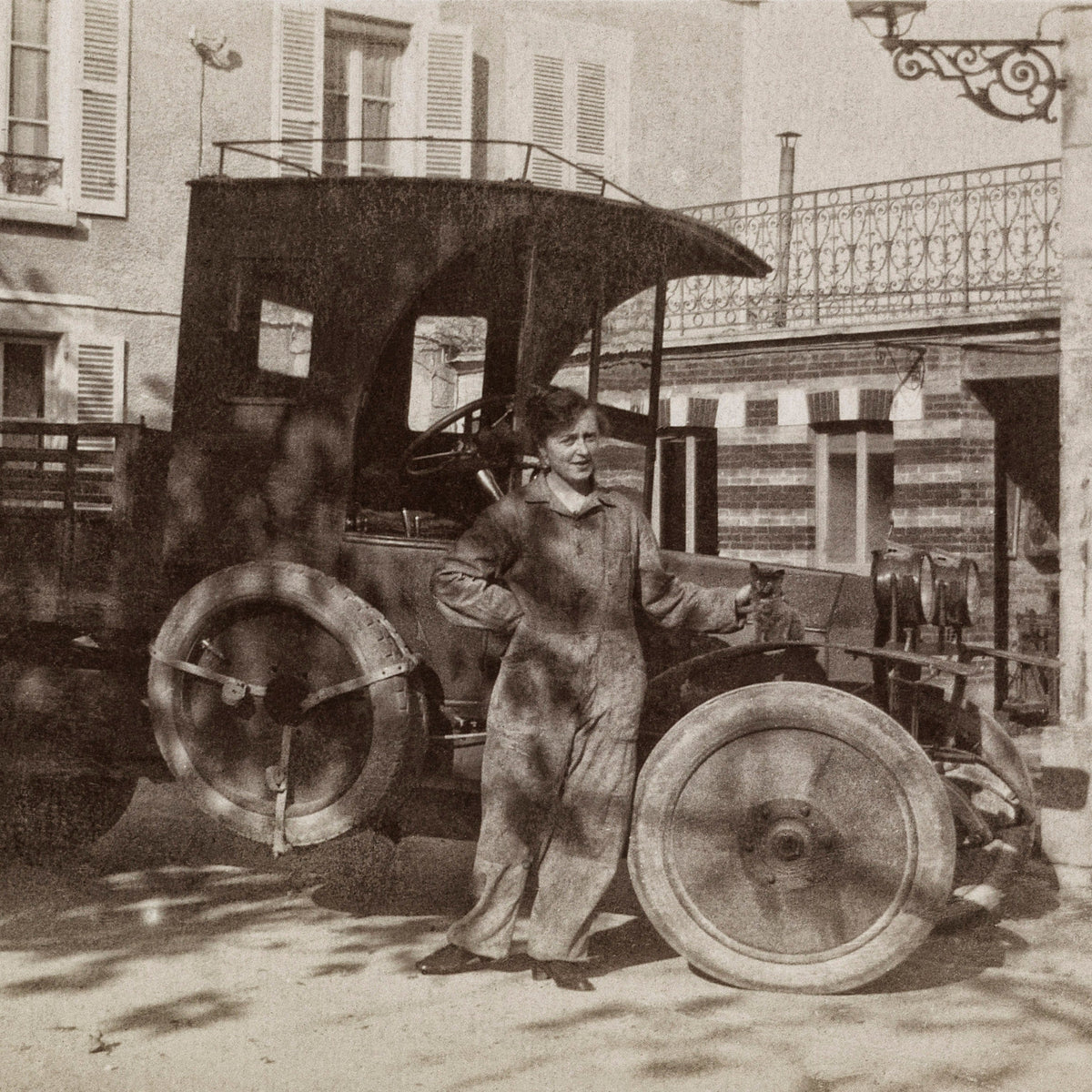 Yvonne Dumas à côté d'un camion
